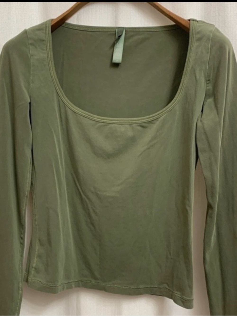 SKIMS Scoop Neck Long Sleeve Crop Top in Olive Green